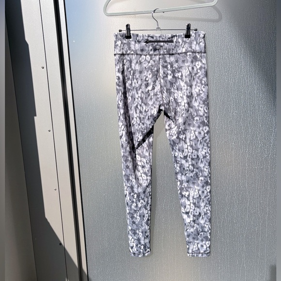 Yoga/Running leggings with Back Zip Pouch - Picture 2 of 4